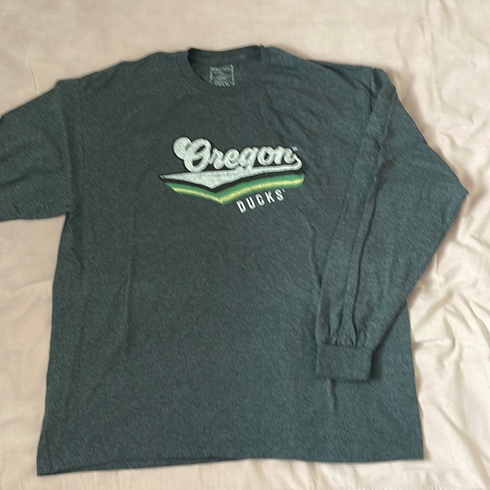 Oregon Ducks Grey Long Sleeves T-shirt. XLarge